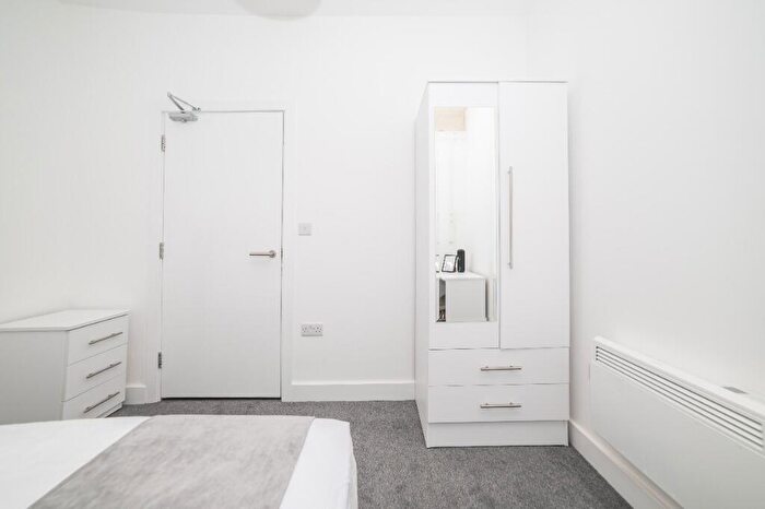 2 Bedroom Flat To Rent In Hartley Road, Nottingham, Nottinghamshire, NG7