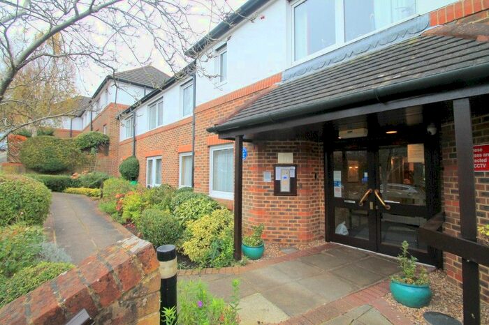 1 Bedroom Flat To Rent In Beechwood Gardens, Caterham, CR3