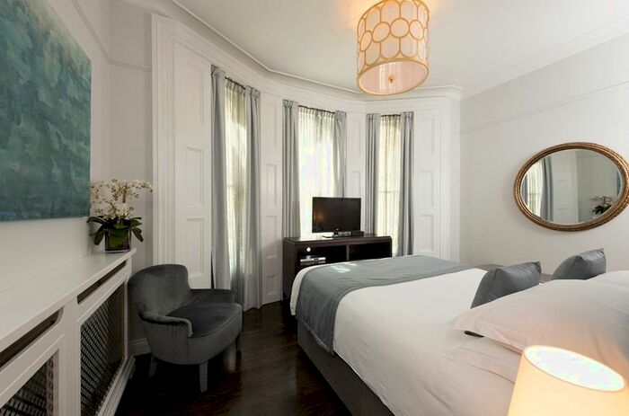 2 Bedroom Flat To Rent In Prince Of Wales Terrace, Kensington, London, W8