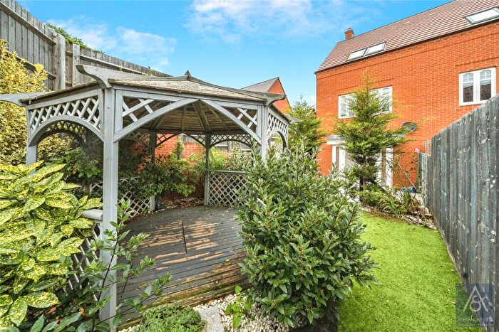 3 Bedroom Semi Detached House For Sale In Penda Road, Buckingham, Buckinghamshire, MK18