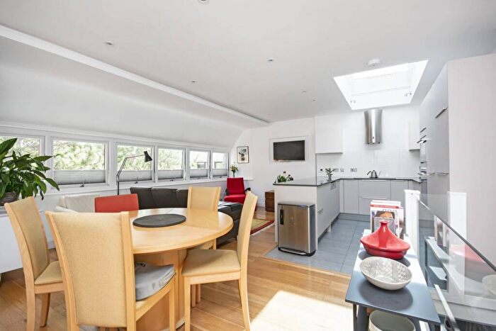 2 Bedroom Flat For Sale In Chandos Way, Golders Green, London, NW11