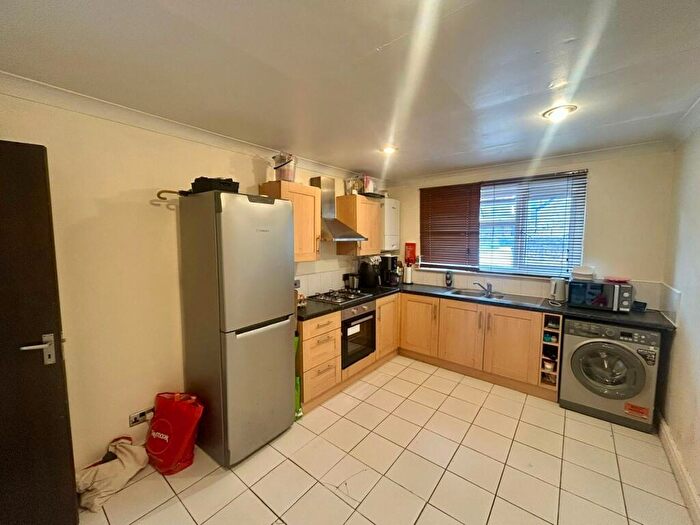 1 Bedroom Flat To Rent In Forest Road West, Nottingham, NG7