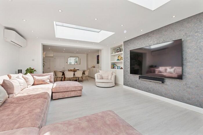 4 Bedroom Semi-Detached House For Sale In Apsley Walk, Iver, SL0
