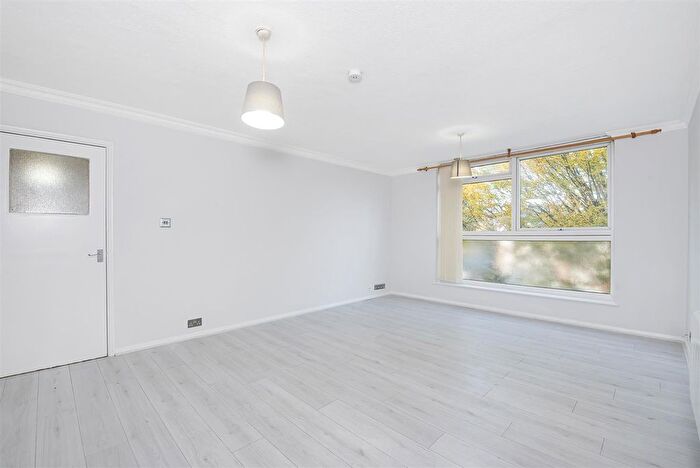 2 Bedroom Flat To Rent In Langham Gardens, Ealing, W13