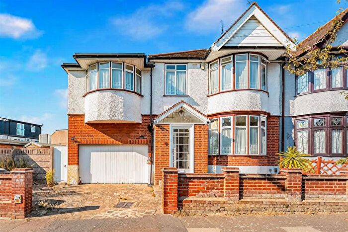 4 Bedroom Property For Sale In Chudleigh Crescent, Seven Kings, IG3