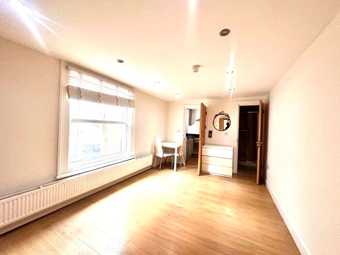 Studio To Rent In Aston Road, Ealing, W5