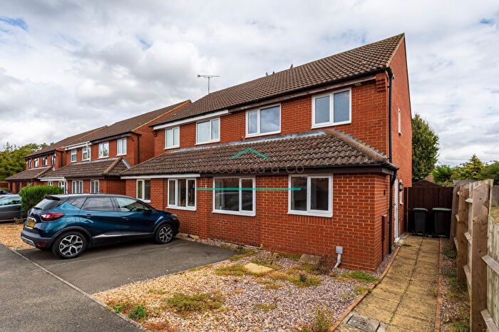 3 Bedroom Semi-detached House For Sale In Allen Road, Rushden, NN10