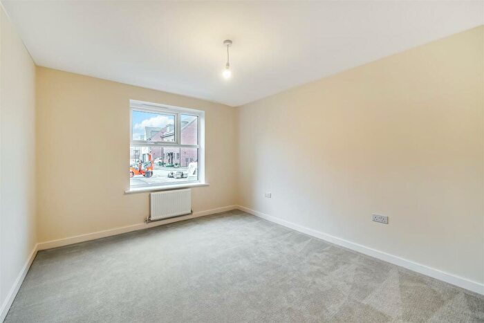 2 Bedroom Apartment To Rent In Sandpiper Drive, Lakeside, Doncaster, DN4