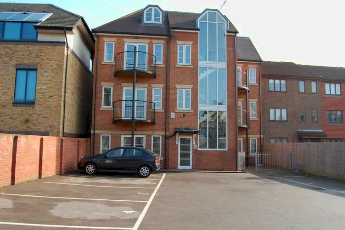 1 Bedroom Flat To Rent In High Street, Addlestone, KT15