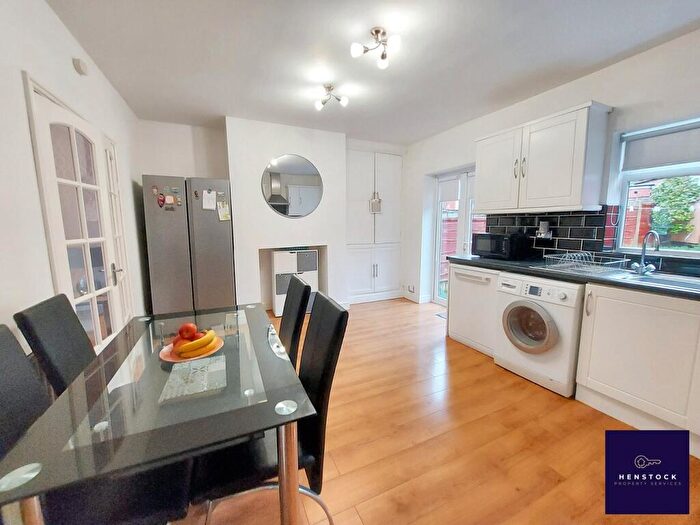 3 Bedroom Semi-Detached House For Sale In Welbeck Avenue, Chadderton, Oldham, OL9