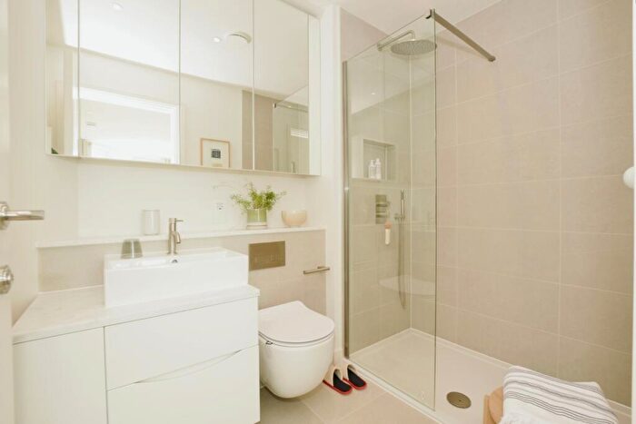 2 Bedroom Flat For Sale In Shoreline Crescent, Folkestone, Kent, CT20
