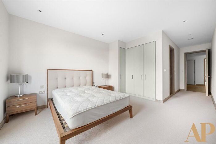 3 Bedroom Flat To Rent In Chivers Passage, London, SW18