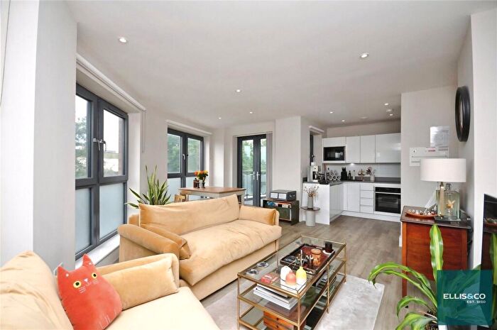 1 Bedroom Apartment For Sale In Nether Street, London, N3