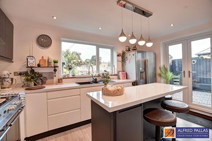 5 Bedroom Semi-Detached House For Sale In Givens Street, Roker, SR6