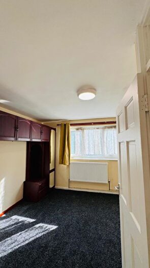 3 Bedroom Flat To Rent In Lonsdale Close, London, E6