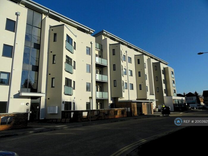 2 Bedroom Flat To Rent In Victory Park Road, Addlestone, KT15