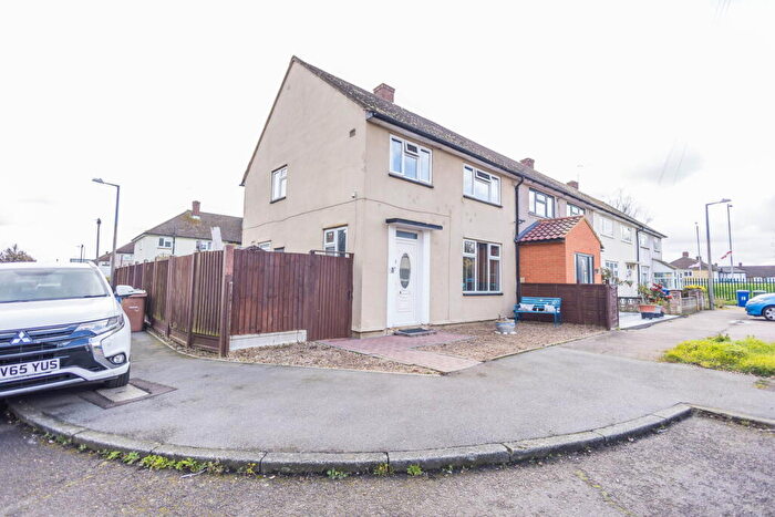 3 Bedroom End Of Terrace House For Sale In Carnach Green, South Ockendon, RM15