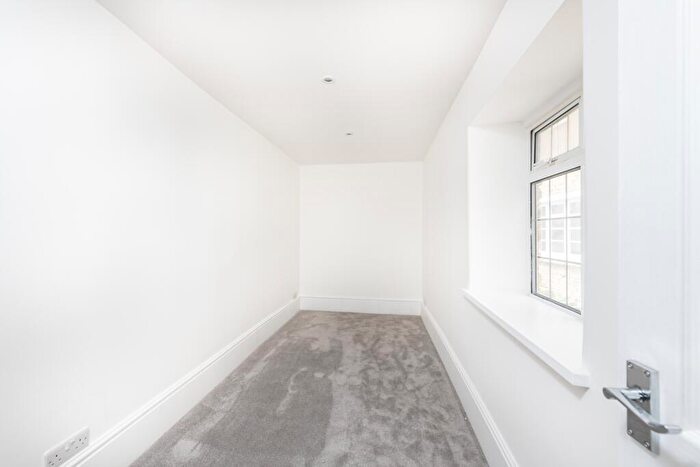 1 Bedroom Flat To Rent In High Street, Witney, Oxfordshire, OX28