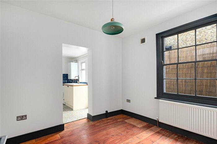 1 Bedroom Flat To Rent In Senrab Street, Stepney Green, London, E1