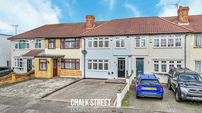 3 Bedroom Terraced House For Sale In Woburn Avenue, Hornchurch, RM12