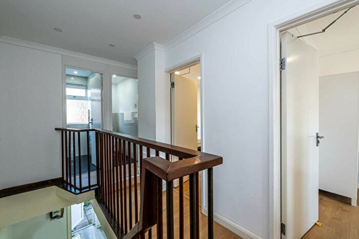 4 Bedroom House To Rent In Olney Road, Kennington, London, SE17