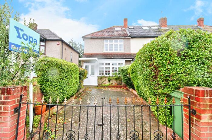 2 Bedroom End Of Terrace House For Sale In Heaton Close, Romford, RM3