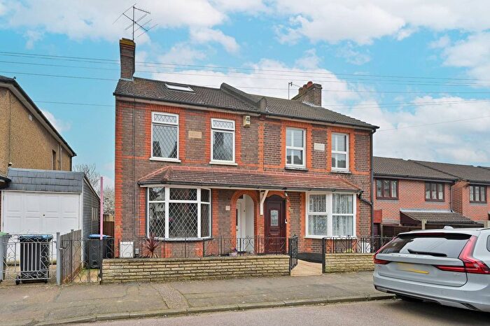 3 Bedroom Semi Detached House For Sale In South Hill Road, Hemel Hempstead, HP1