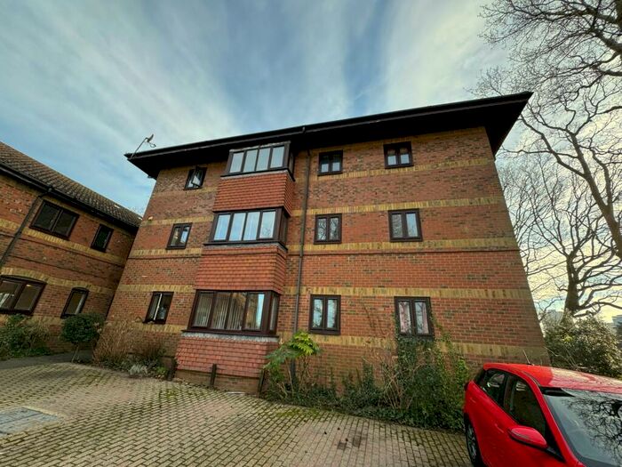 1 Bedroom Flat To Rent In New Cliff House, Squires Walk, Weston, SO19