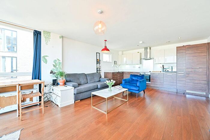 2 Bedroom Flat To Rent In Albany Road, Elephant And Castle, London, SE5