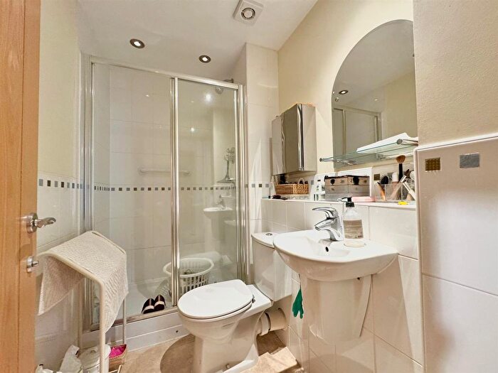 2 Bedroom Flat For Sale In Cavendish Road, Bowdon, WA14