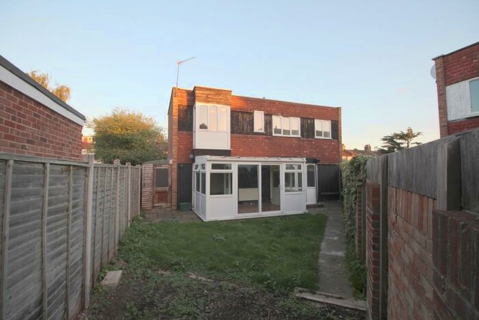 3 Bedroom Semi-Detached House To Rent In Sharnbrooke Close Welling, DA16