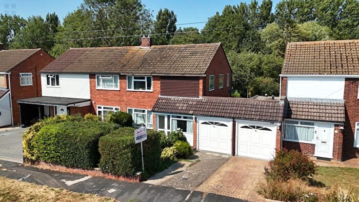 3 Bedroom Semi-Detached House For Sale In Northfield Road, Aylesbury, HP20