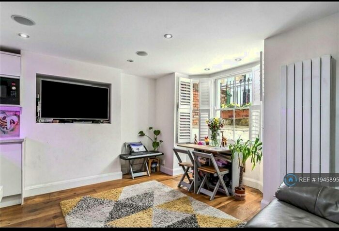 2 Bedroom Flat To Rent In Luxor Street, London, SE5