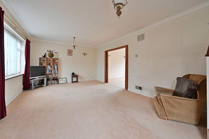 3 Bedroom End Of Terrace House For Sale In Pinewood Gardens, Hemel Hempstead, HP1