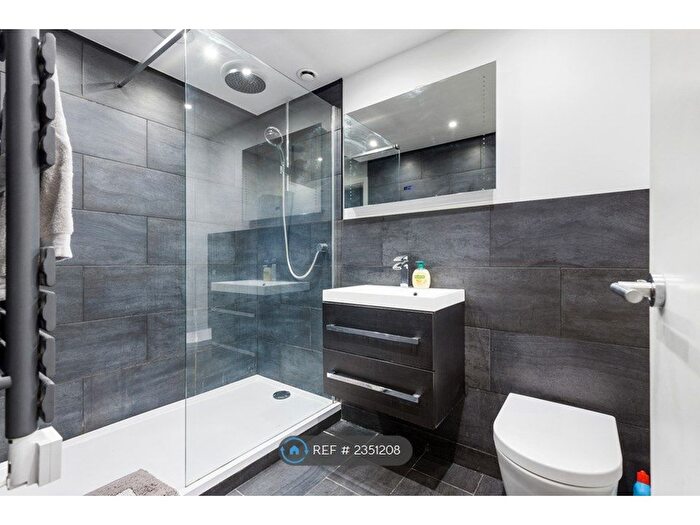 2 Bedroom Flat To Rent In Bramlands Close, London, SW11