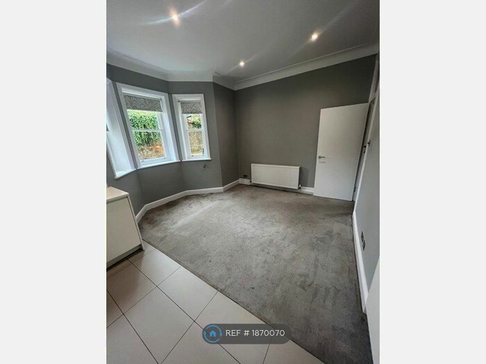 2 Bedroom Flat To Rent In Rosendale Road, London, SE21