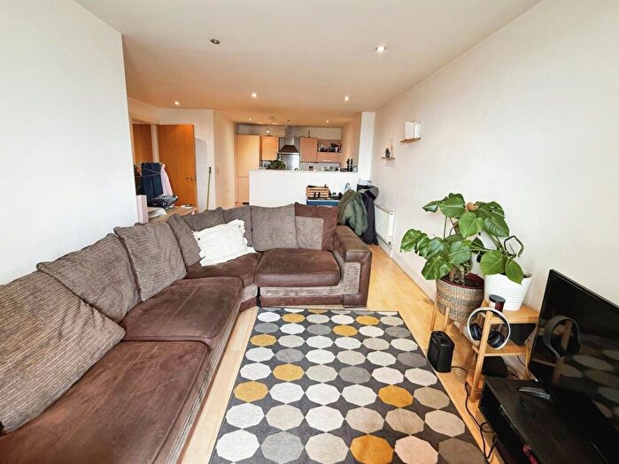 2 Bedroom Flat For Sale In Cromwell Court, Bowman Lane, Leeds, LS10