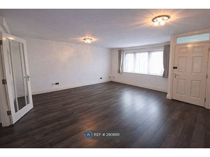 2 Bedroom Flat To Rent In Brook Court, Brentford, TW8