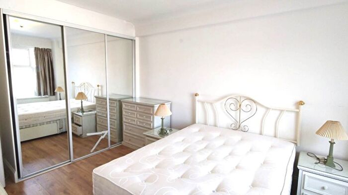 2 Bedroom Flat To Rent In College Crescent, London, NW3