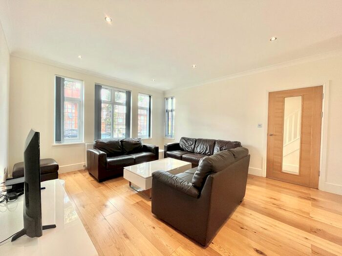 4 Bedroom Semi-Detached House To Rent In Saddlescombe Way, London, N12