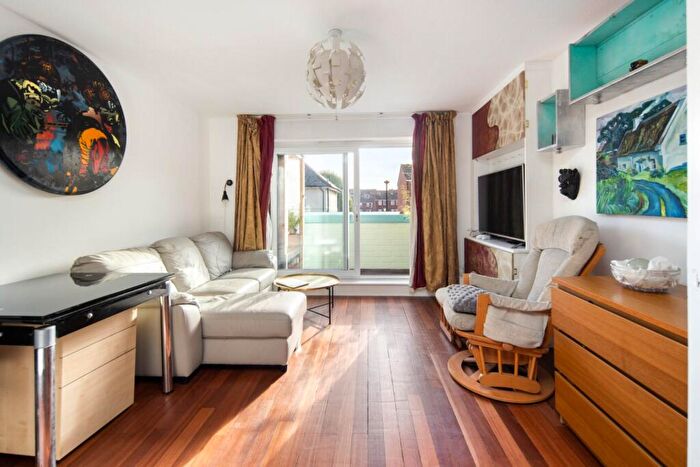 3 Bedroom Maisonette For Sale In Inver Close, London, E5