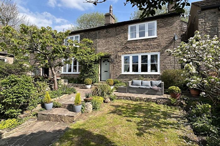 3 Bedroom Semi-Detached House For Sale In Moor End Road, Mellor, SK6