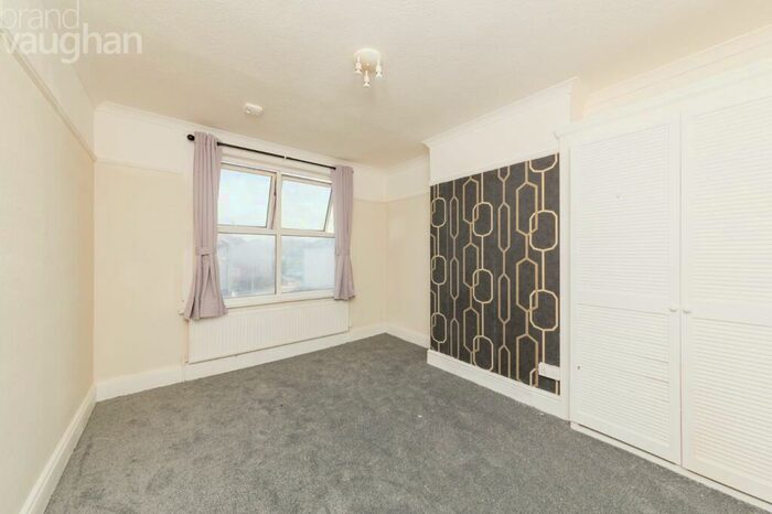 Flat To Rent In Crown Road, Portslade, Brighton, East Sussex, BN41