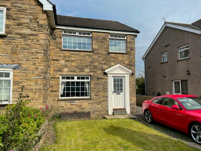 3 Bedroom Semi-Detached House To Rent In Breakmoor Avenue, Silsden, BD20