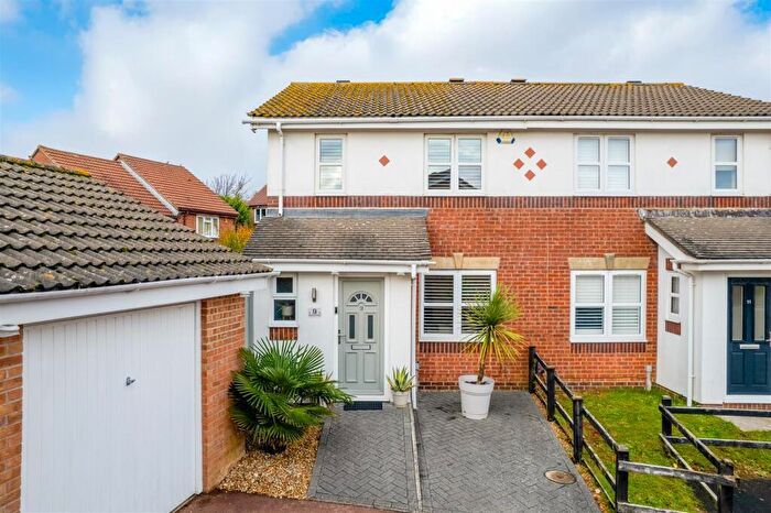 3 Bedroom Semi-Detached House For Sale In Blackthorn Close, Portslade, Brighton, BN41