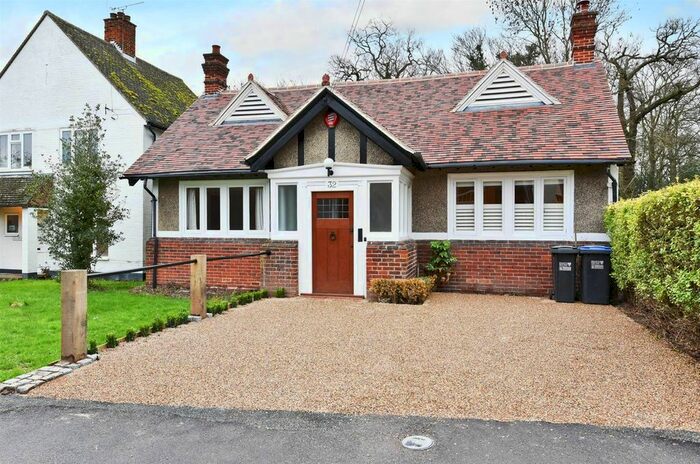 3 Bedroom Detached House For Sale In High Road, Essendon, AL9