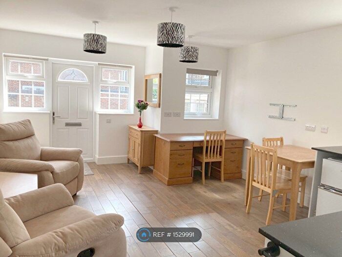 1 Bedroom Flat To Rent In Wonford Close, Kingston Upon Thames, KT2