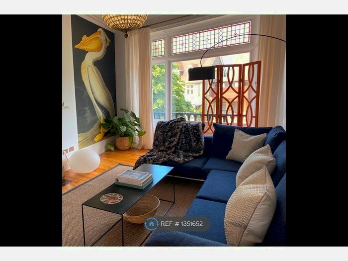 2 Bedroom Flat To Rent In Royal Buildings, Penarth, CF64