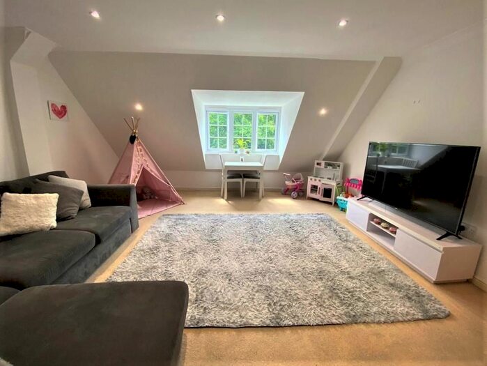 2 Bedroom Flat To Rent In Copthorne Common Road, Copthorne, Crawley, RH10