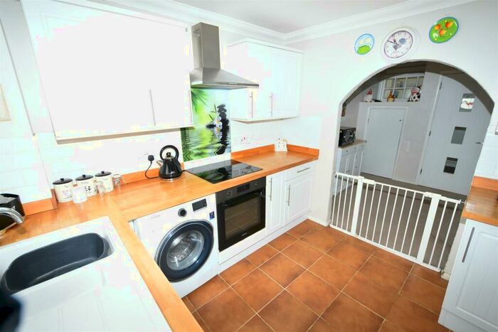 3 Bedroom End Of Terrace House For Sale In Long Road, Canvey Island, SS8